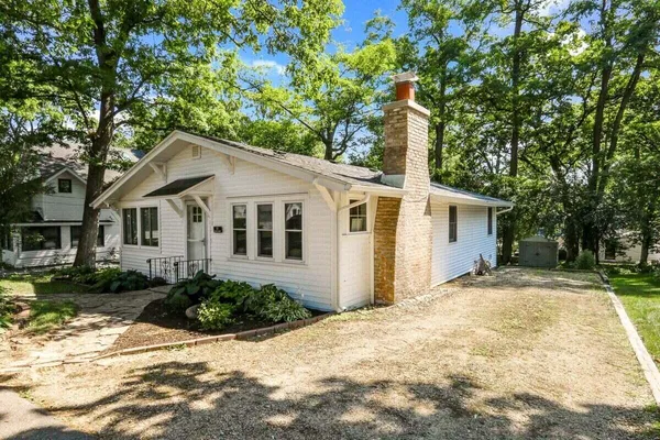 $2,300 | 15 Geneva Lane, Fontana, WI 53125