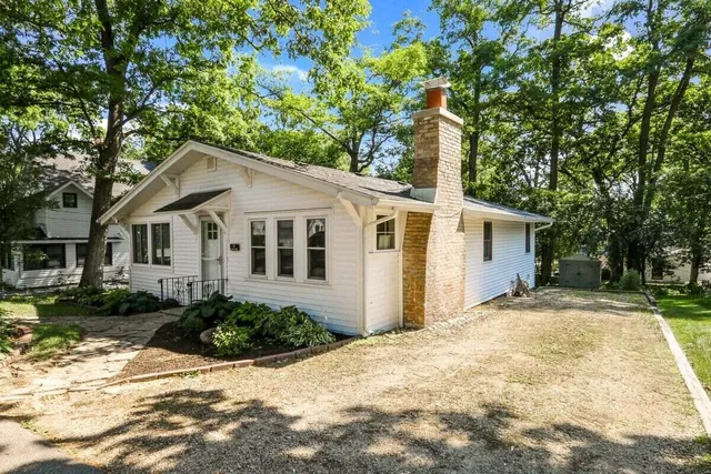 $2,300 | 15 Geneva Lane, Fontana, WI 53125