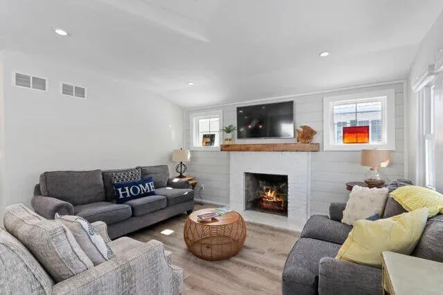 $2,300 | 15 Geneva Lane, Fontana, WI 53125