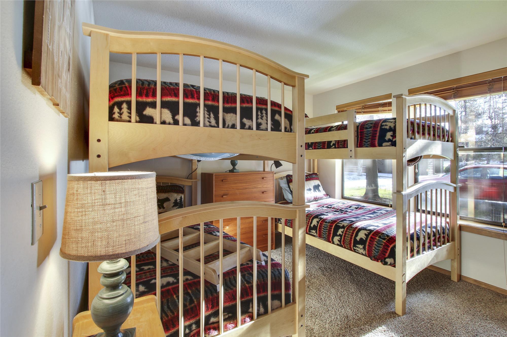 17730 West Core Road, Unit 2 FAIRWAY VILLAGE Sunriver, OR 97707 - Photo 14 of 30 lower level-bedroom-0b8a3263