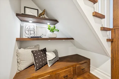 a view of entryway with furniture