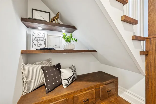 a view of entryway with furniture