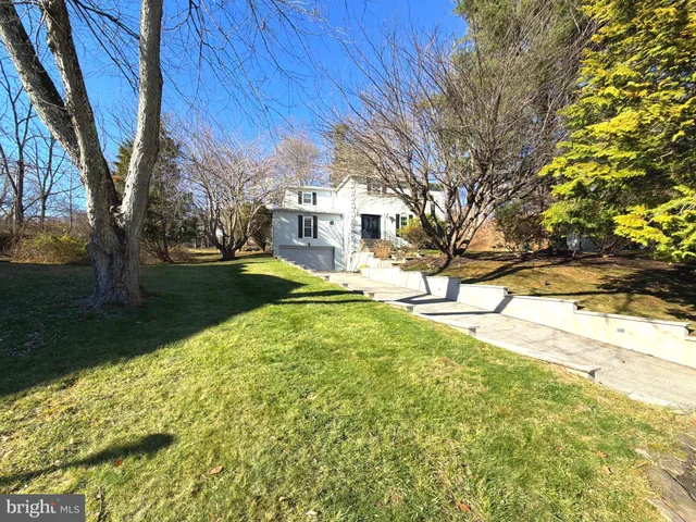 a view of a yard with a house