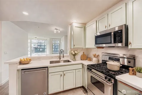 $415,000 | 2607 Western Avenue, Unit 612, Seattle, WA 98121