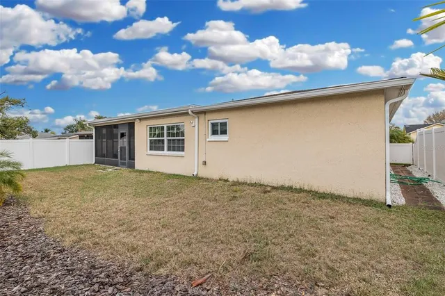 a view of a backyard