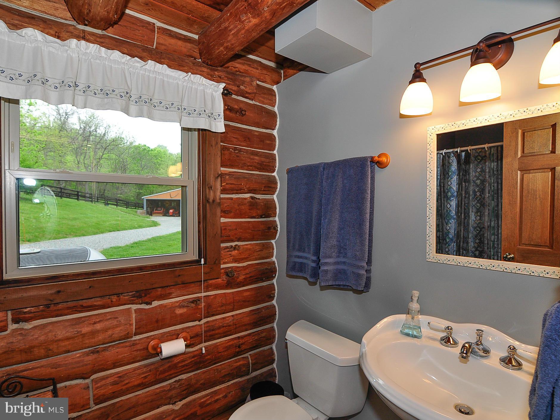 19971 Ridgeside Road Bluemont, VA 20135 - Photo 12 of 30 Main level full bath w/ tub
