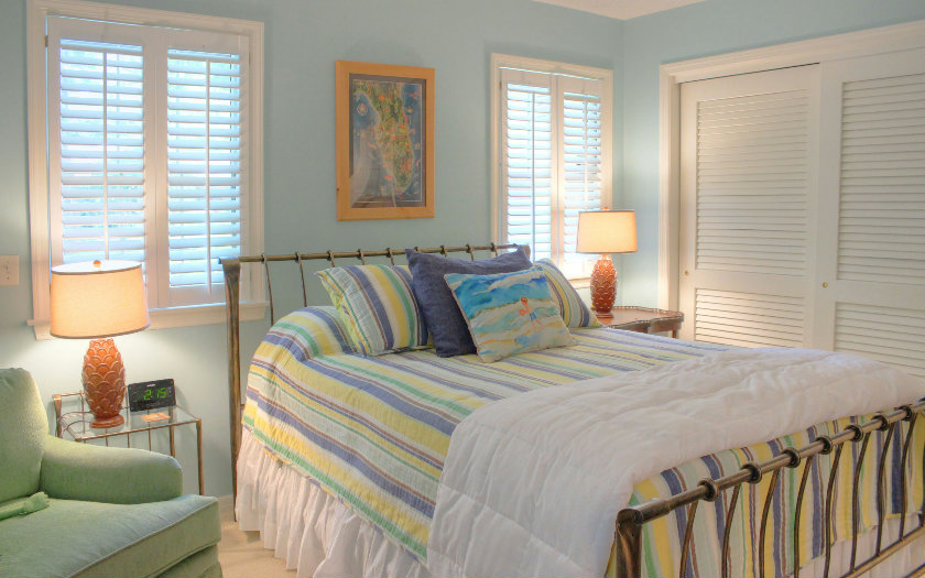10 Willow Pond Road Fernandina Beach, FL 32034 - Photo 21 of 24 a bedroom with a bed and a lamp