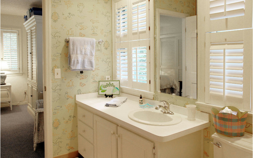 10 Willow Pond Road Fernandina Beach, FL 32034 - Photo 22 of 24 a bathroom with a sink and a mirror