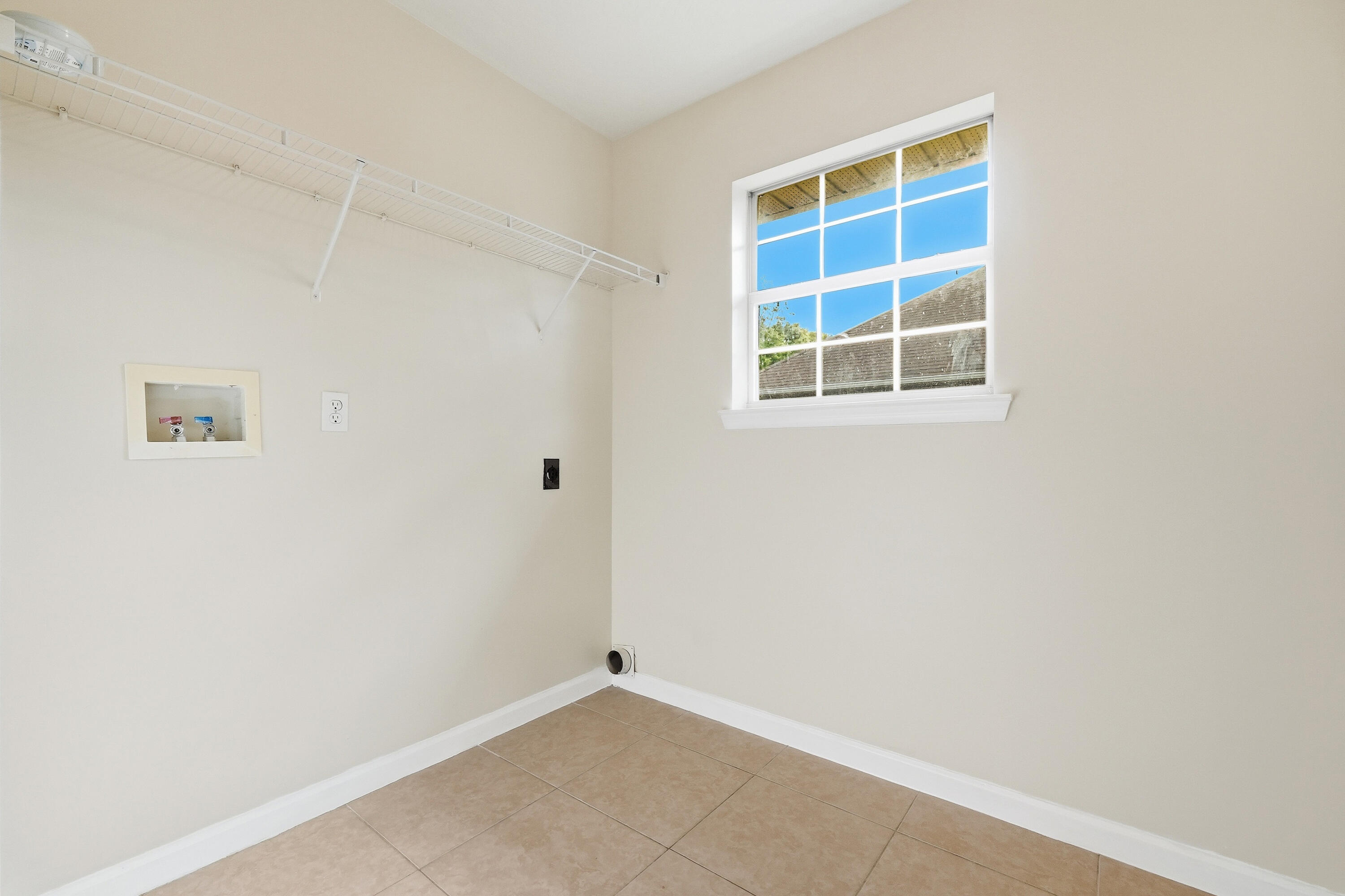 2273 Lewis Street Crestview, FL 32536 - Photo 28 of 34 Laundry Room