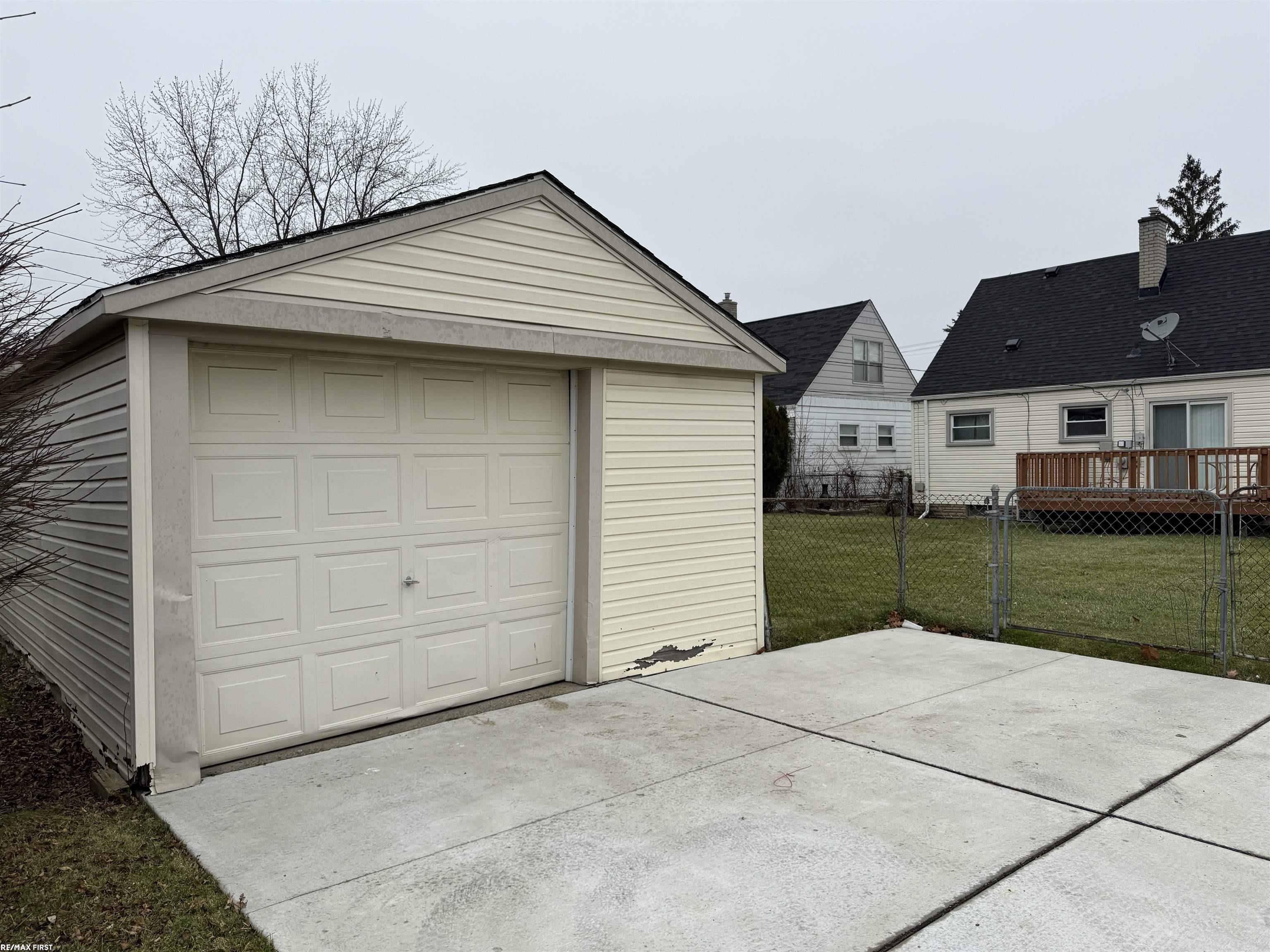 15296 Frazho Road Roseville, MI 48066 - Photo 48 of 52 50130285-74e74dfb-de55-4111-92b7-9c5061bed54d.JPG