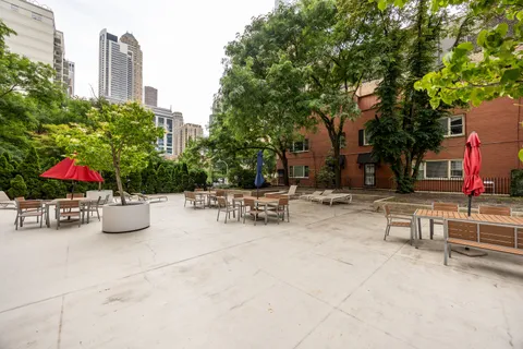 $2,237 | 55 West Chestnut Street, Unit 2106, Chicago, IL 60610