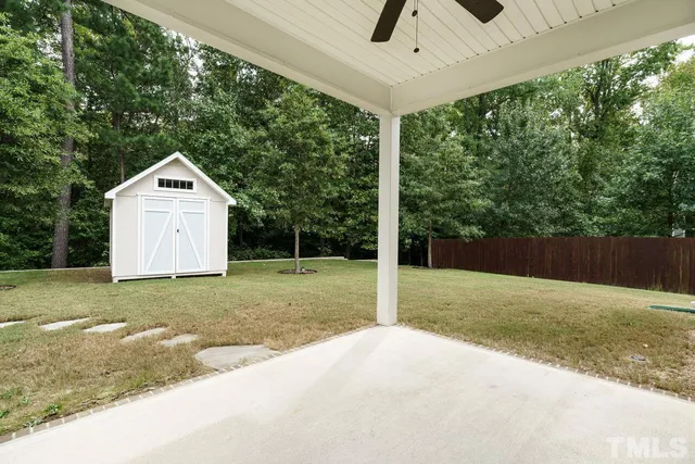 a view of a house with backyard and garden