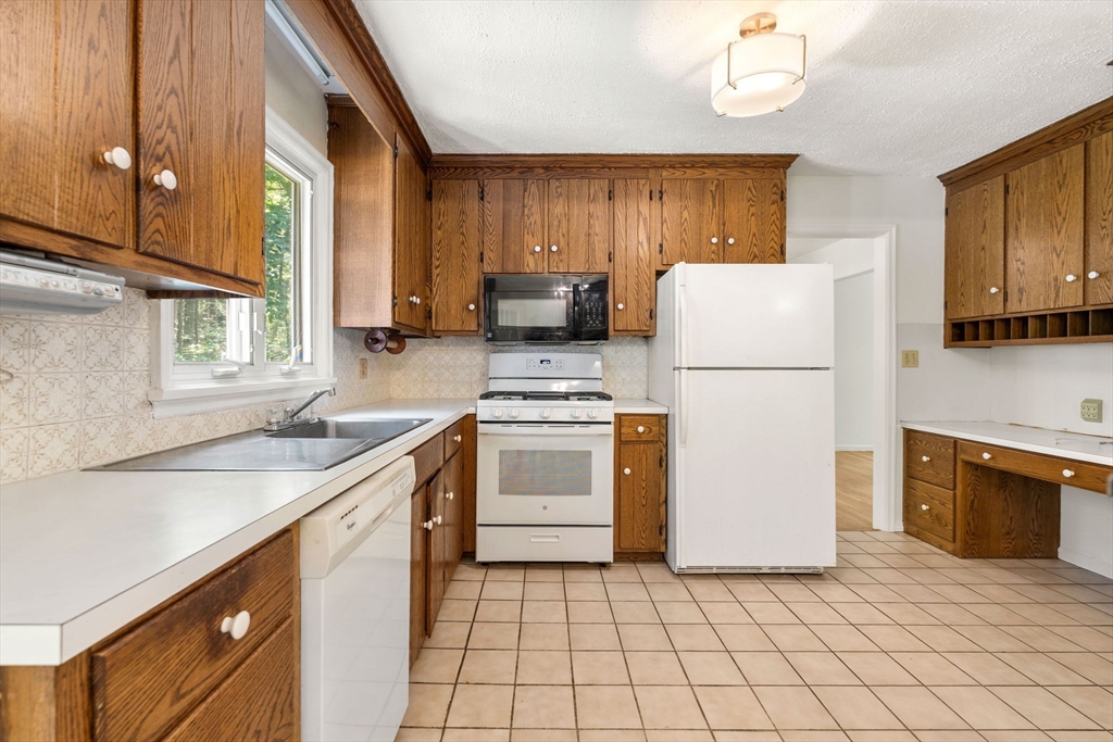 7 Hidden Ledge Road Manchester, MA 01944 - Photo 5 of 38