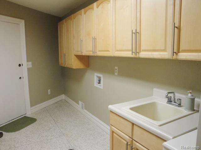 78763 West Ridge Court Romeo, MI 48065 - Photo 13 of 25 Ridge #13 Laundry.JPG