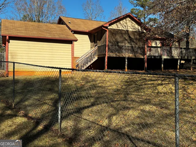 a view of a backyard