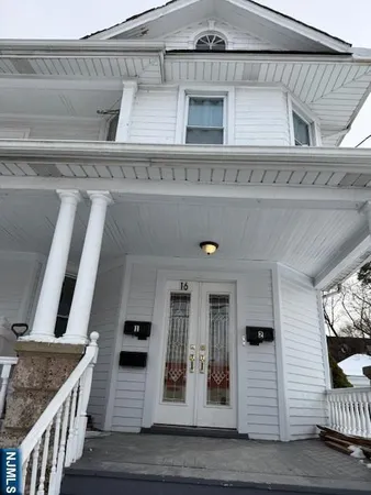 a view of a livingroom with an entryway