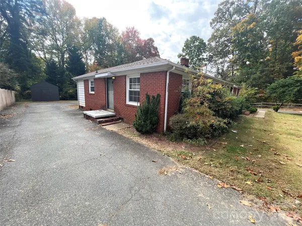 a view of a house with backyard and plants