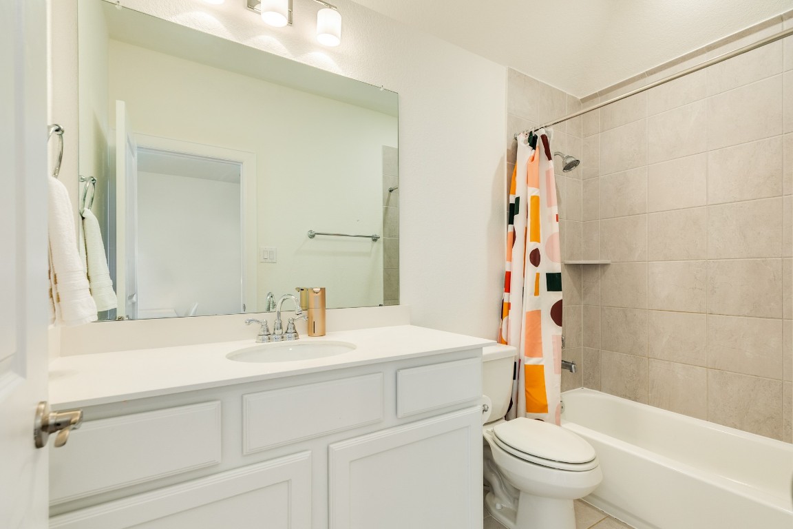 10102 Brush Way Rosharon, TX 77583 - Photo 32 of 50 Bathroom 1 of 2 upstairs with tub/shower combo.