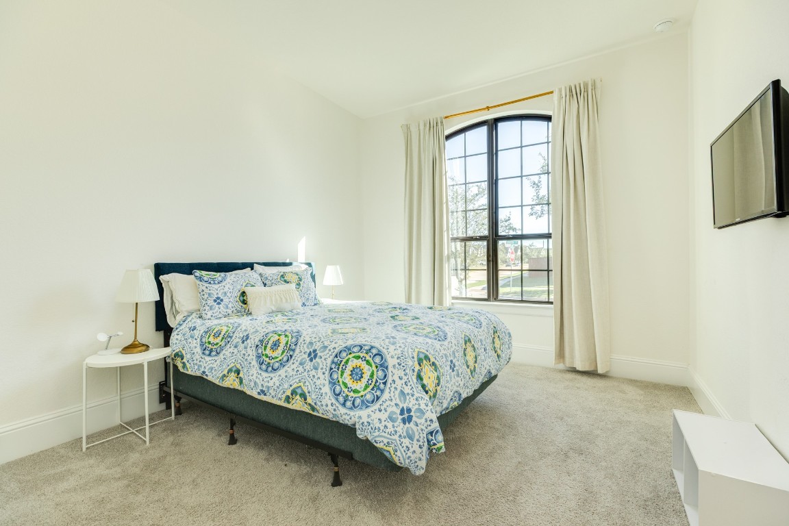 10102 Brush Way Rosharon, TX 77583 - Photo 6 of 50 This spacious guest suite, situated on the first floor, features abundant natural light and is designed with guest privacy in mind.