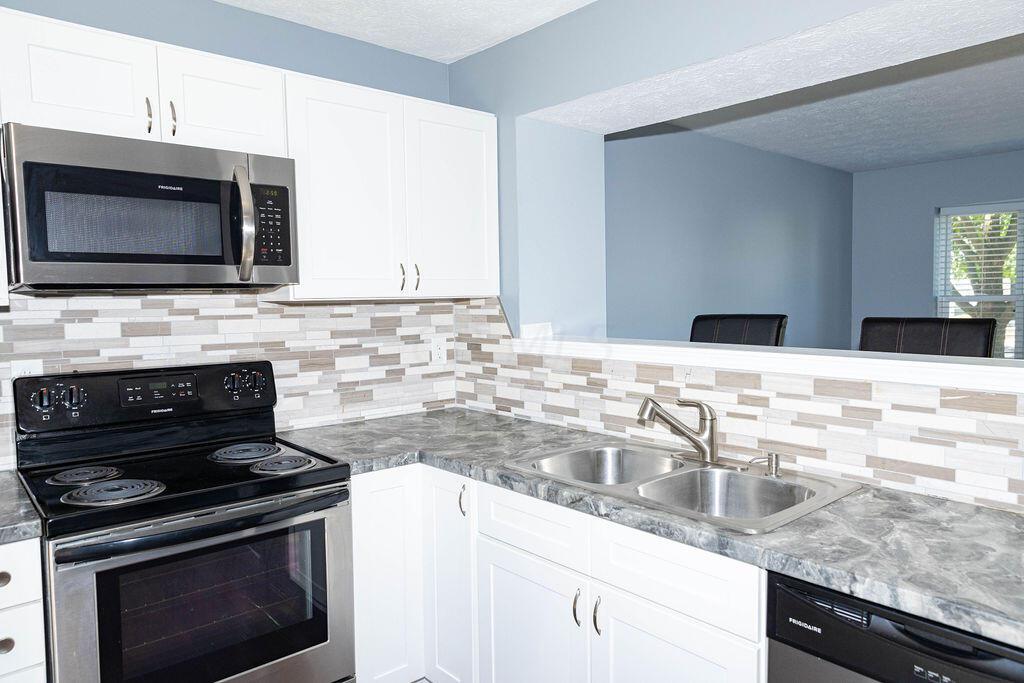 995 Annagladys Drive, Unit R2 Columbus, OH 43085 - Photo 7 of 21 Kitchen