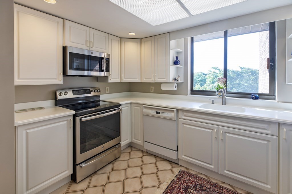 406 Paradise Road, Unit 3R Swampscott, MA 01907 - Photo 8 of 24 Gallery Image 8