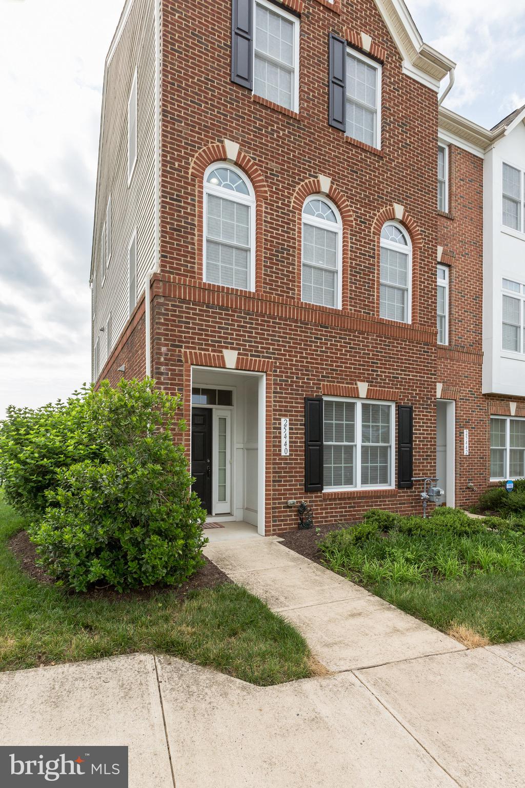 25440 South Riding Boulevard Chantilly, VA 20152 - Photo 2 of 37 Gallery Image 2