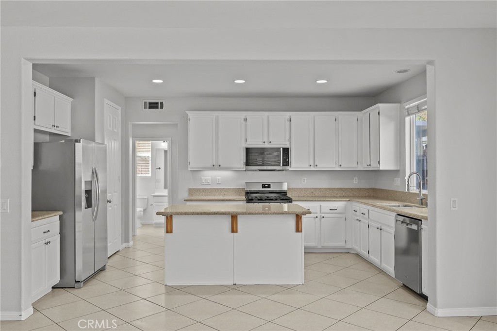 3952 Obsidian Road San Bernardino, CA 92407 - Photo 3 of 20