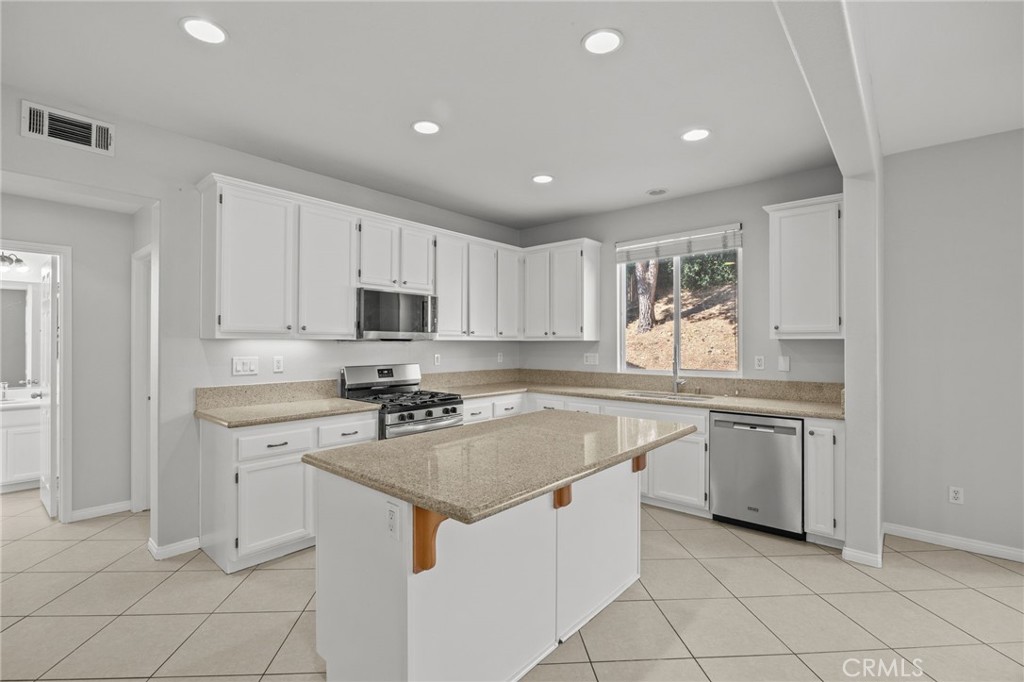 3952 Obsidian Road San Bernardino, CA 92407 - Photo 4 of 20