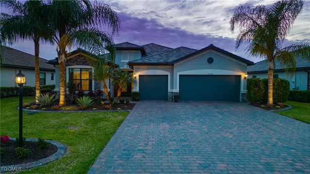 a view of a yard in front of house