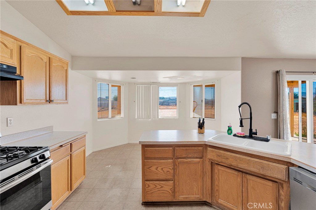 13475 Yakima Road Apple Valley, CA 92308 - Photo 6 of 24