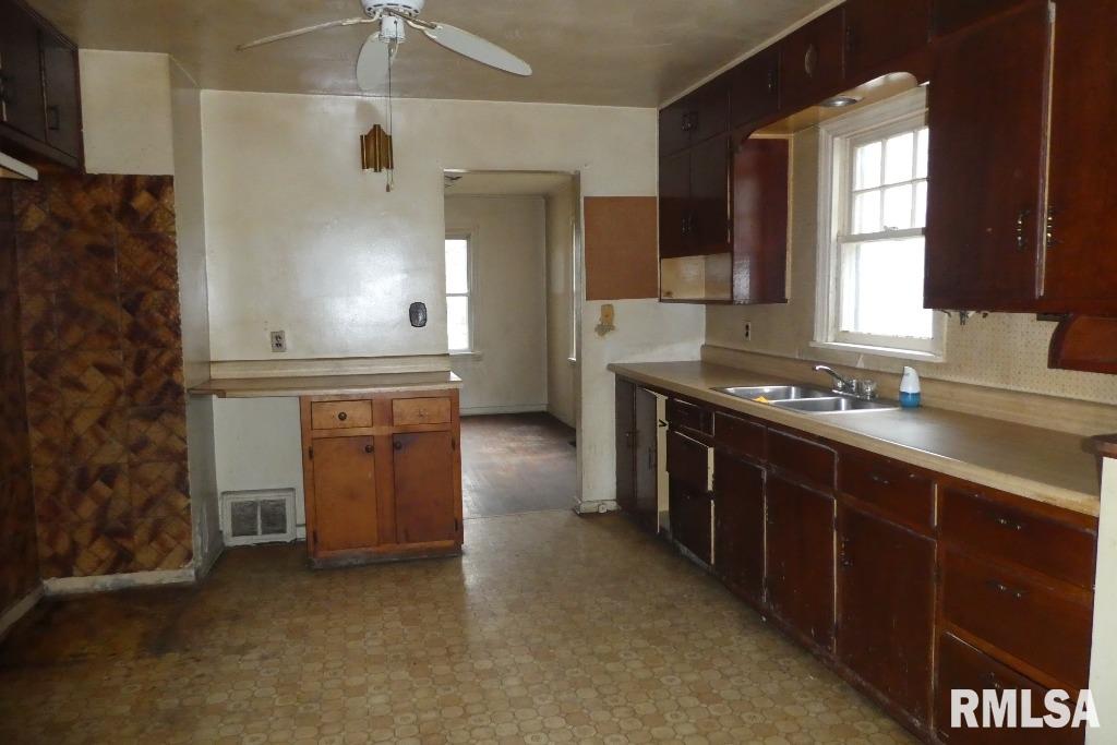 2215 South 12th Street Springfield, IL 62703 - Photo 5 of 15