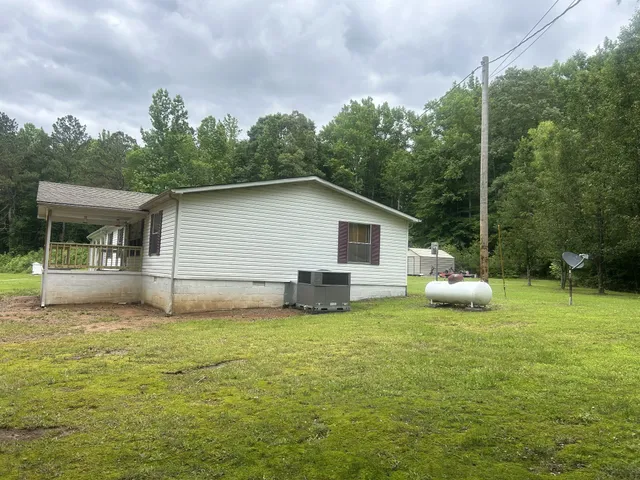 a view of a house with backyard