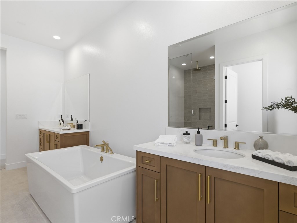 11850 Red Hawk Lane Porter Ranch, CA 91326 - Photo 33 of 51 Primary Bathroom: Fernwood Italianate - The Ridge Collection at Bella Vista - Homesite 68