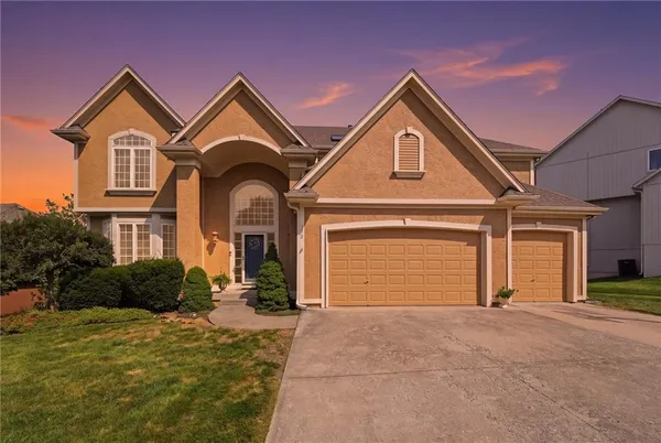 $575,000 | 172 Northeast Hidden Ridge Lane, Lee's Summit, MO 64064
