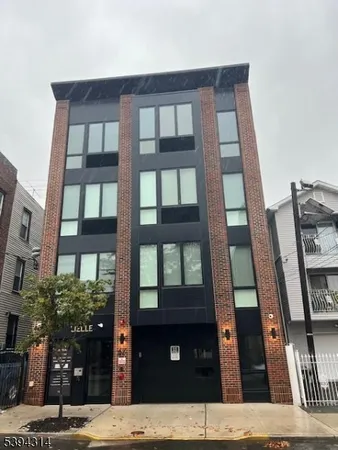 a black and white photo of a building