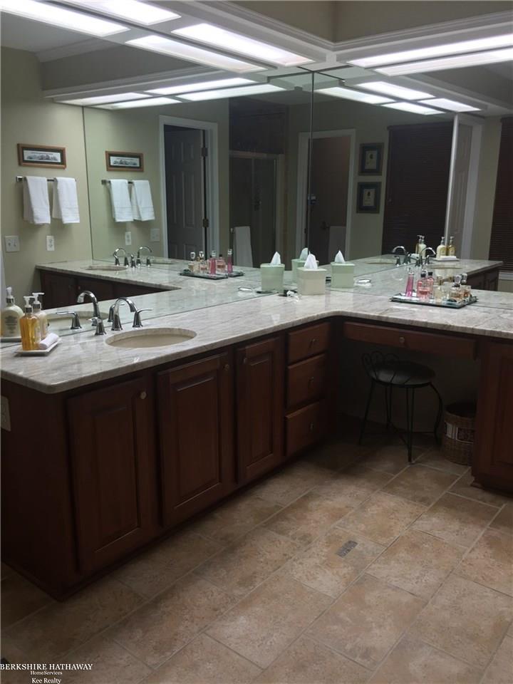 220 Grosvenor Drive Rochester, MI 48307 - Photo 26 of 39 31292956-25.JPG