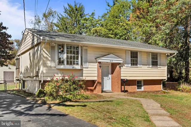 a view of a yard with cars