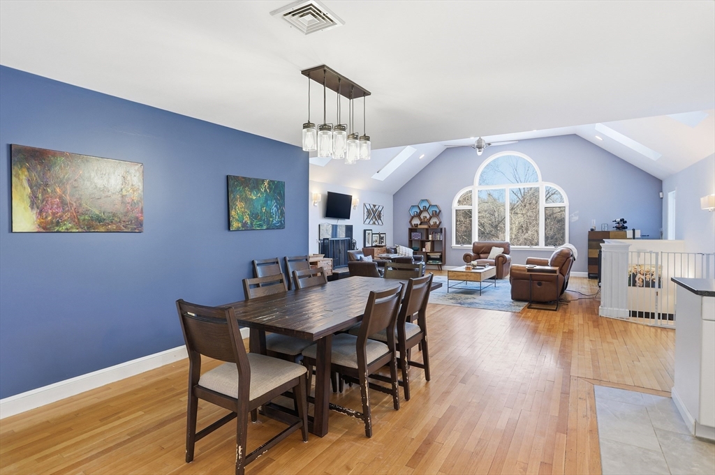 28 Hume Road Bedford, MA 01730 - Photo 4 of 42