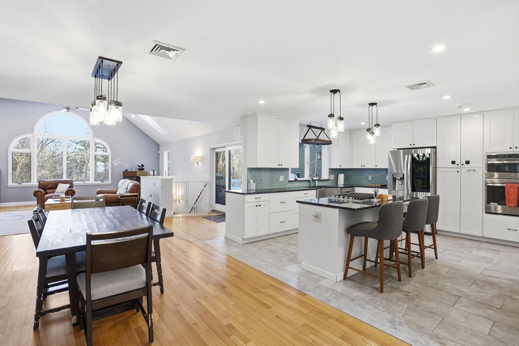 28 Hume Road Bedford, MA 01730 - Photo 6 of 42