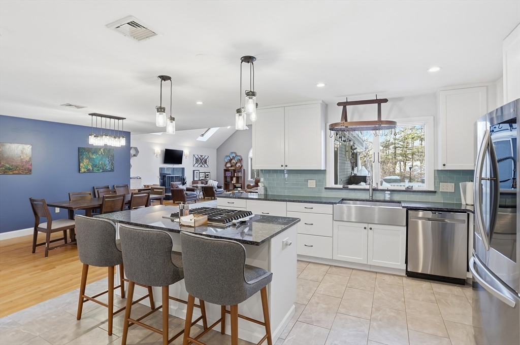 28 Hume Road Bedford, MA 01730 - Photo 9 of 42