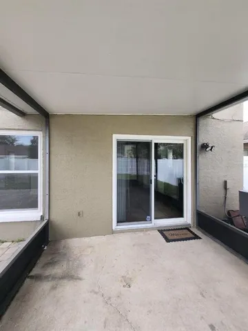 a view of a back yard