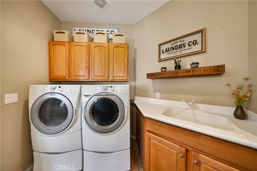 1760 Scottsdale Road Beaumont, CA 92223 - Photo 10 of 37 LAUNDRY ROOM WITH SINK