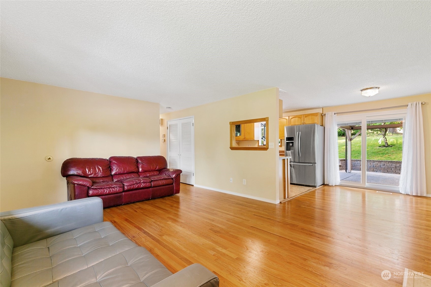 5409 Seahurst Avenue Everett, WA 98203 - Photo 7 of 26 a living room with furniture and wooden floor