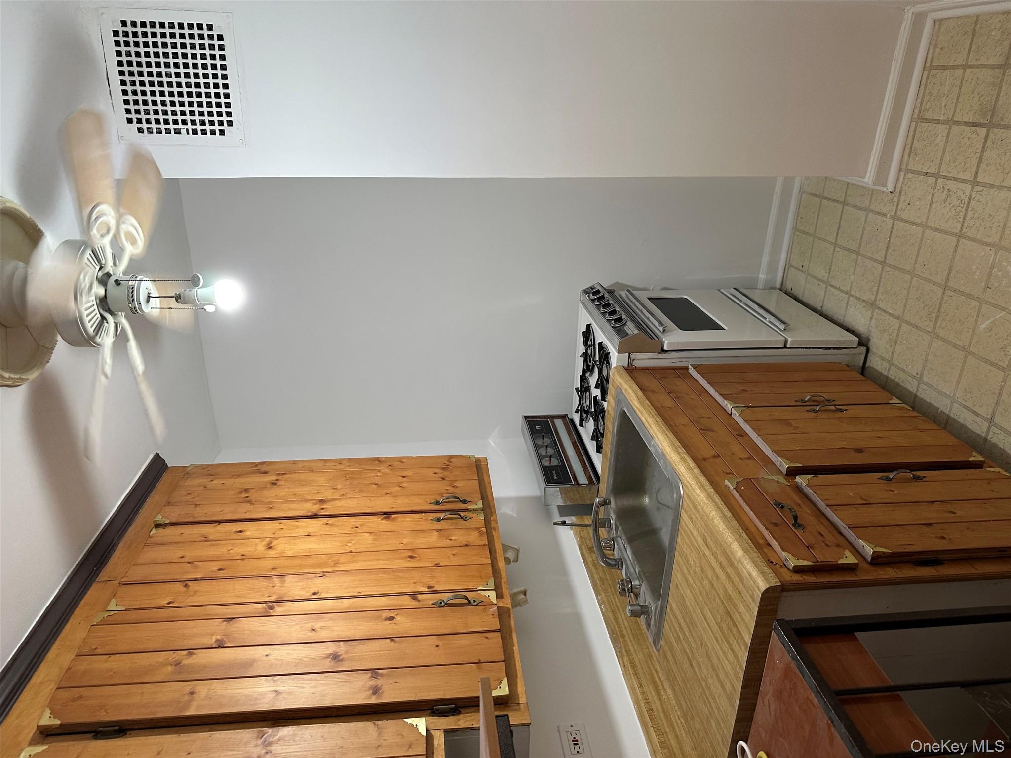 83-25 98th Street, Unit 4T Queens, NY 11421 - Photo 6 of 10 a utility room with washer and dryer