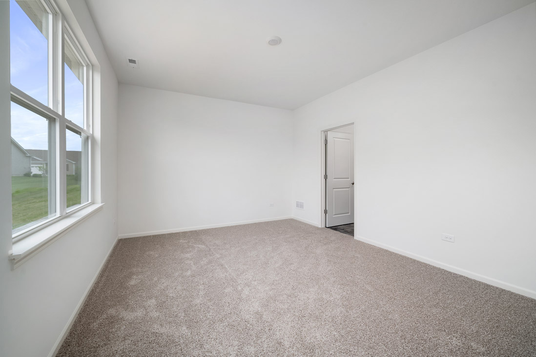 929 Darwin Street North Aurora, IL 60542 - Photo 14 of 42 an empty room with windows