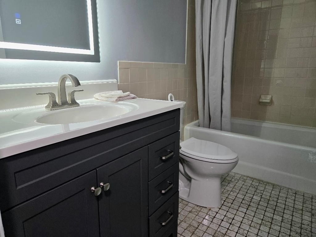 4234 North Main Street, Unit 606 Fall River, MA 02720 - Photo 10 of 15