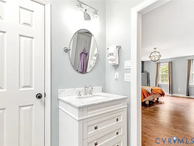 a en suite bathroom with a sink and a mirror