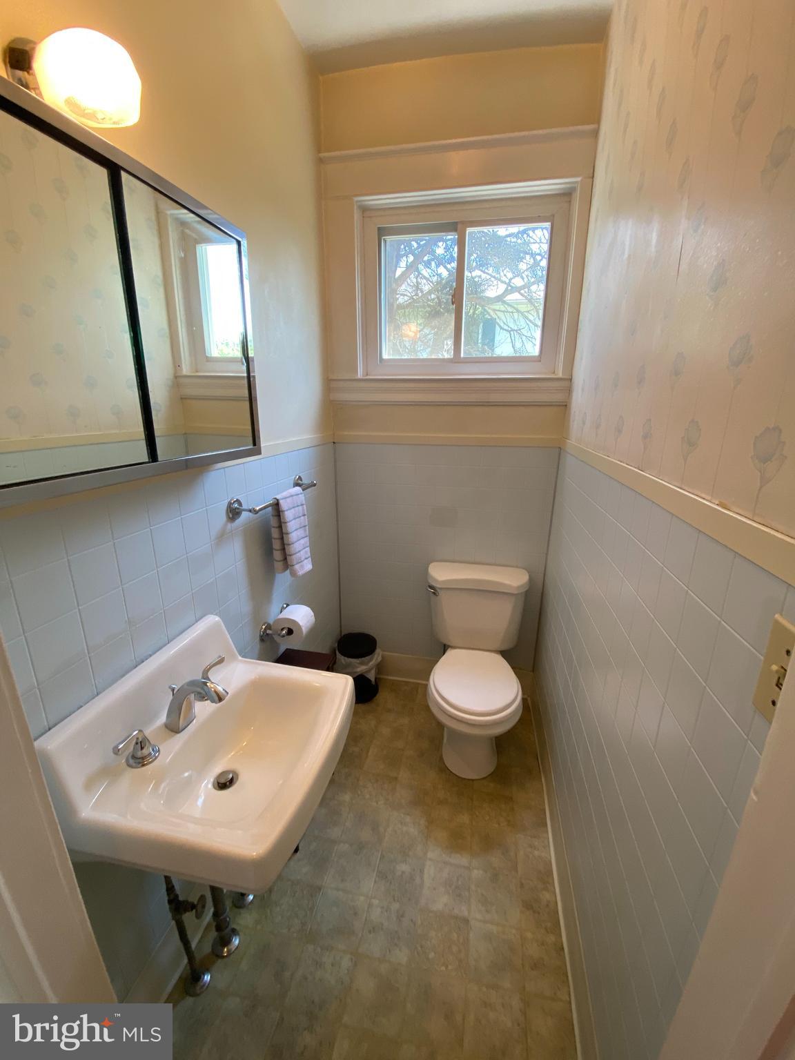 648 Orpington Road Baltimore, MD 21229 - Photo 23 of 46 Main Level Half Bath