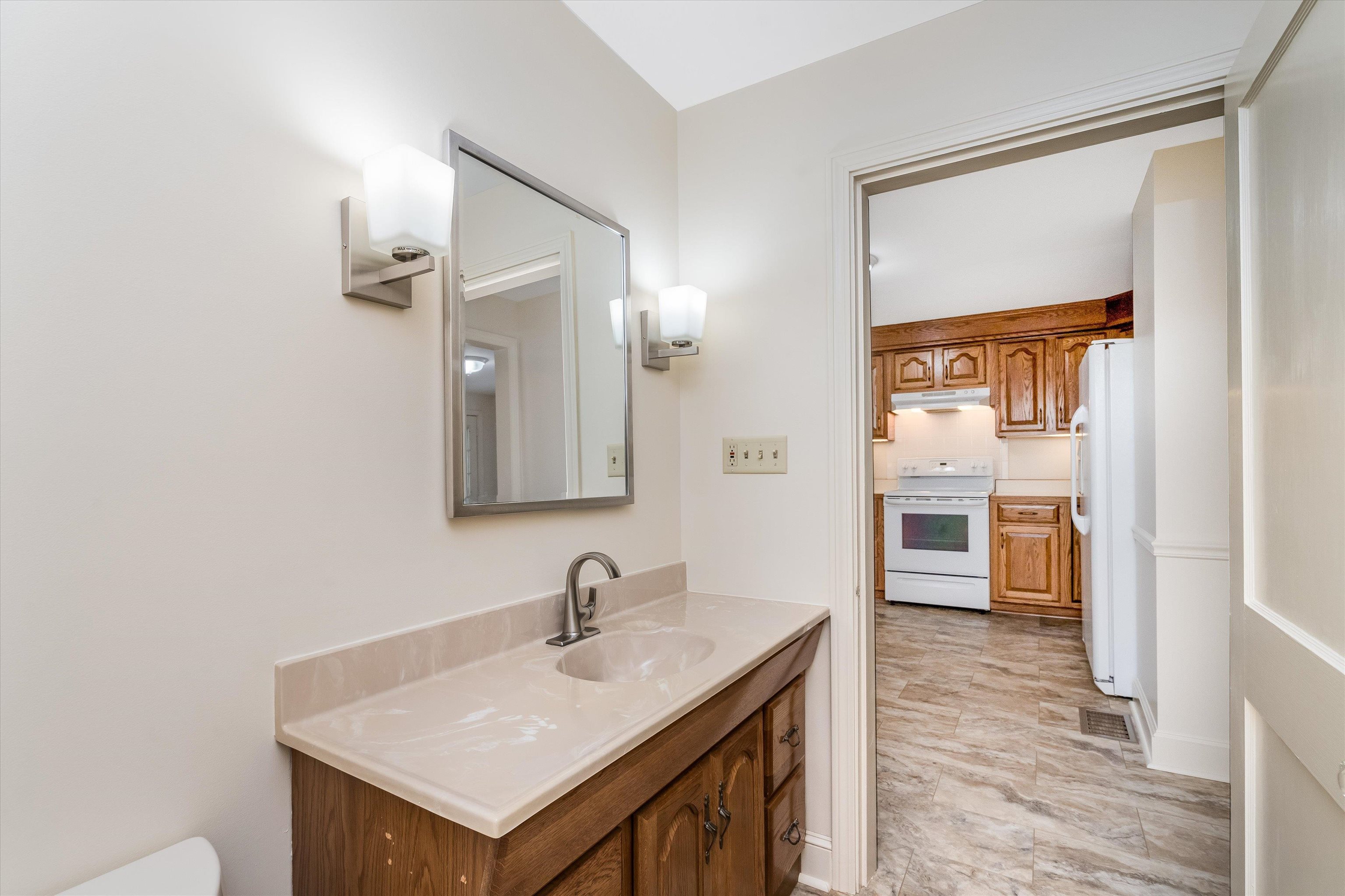 87 Lenox Avenue Manchester, NH 03103 - Photo 11 of 28