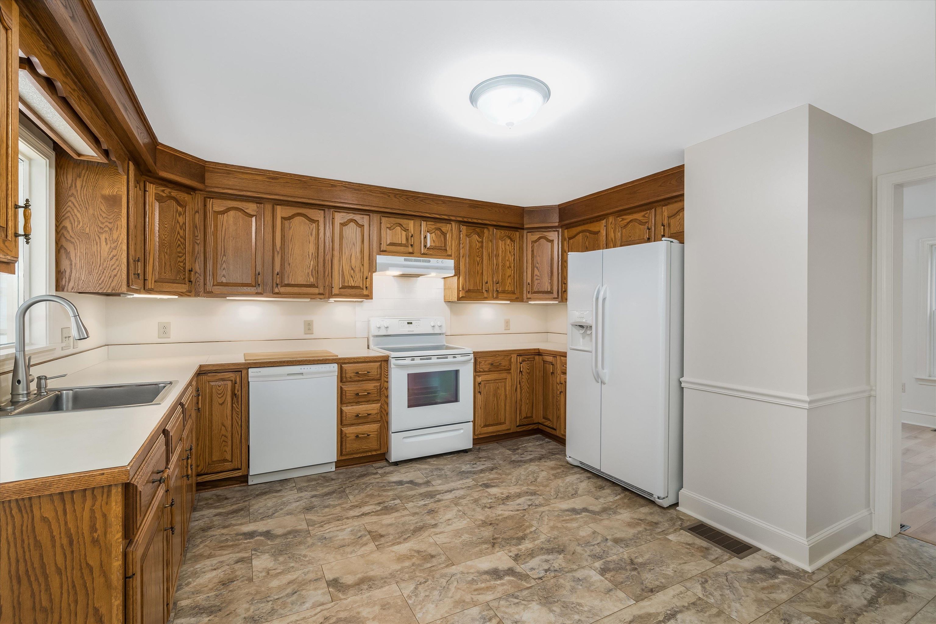 87 Lenox Avenue Manchester, NH 03103 - Photo 3 of 28